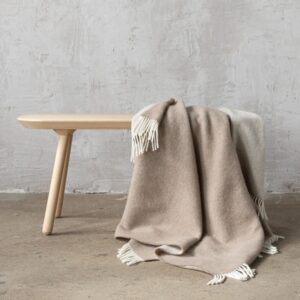 NA ZALOGI Volnena odeja 130x200 R. BEIGE NA ZALOGI Volnena odeja 130x200 R. BEIGE