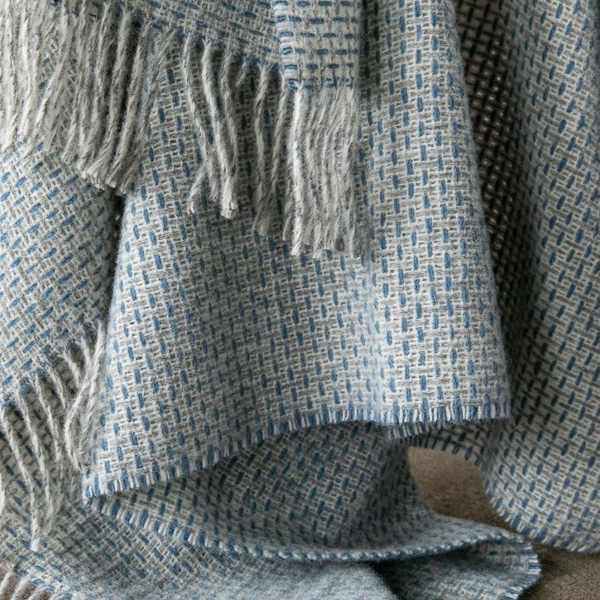 NA ZALOGI Volnena deka WoolMe 130x180 B.MODRA