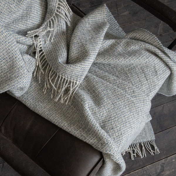 NA ZALOGI Volnena deka WoolMe 130x180 B.MODRA