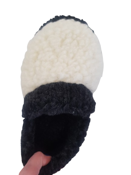 Copati iz 100% kosmatene volne natur, črni nizki, več velikosti