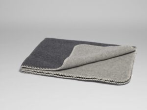 Mehka deka iz 100% merino volne white/charc 150x220