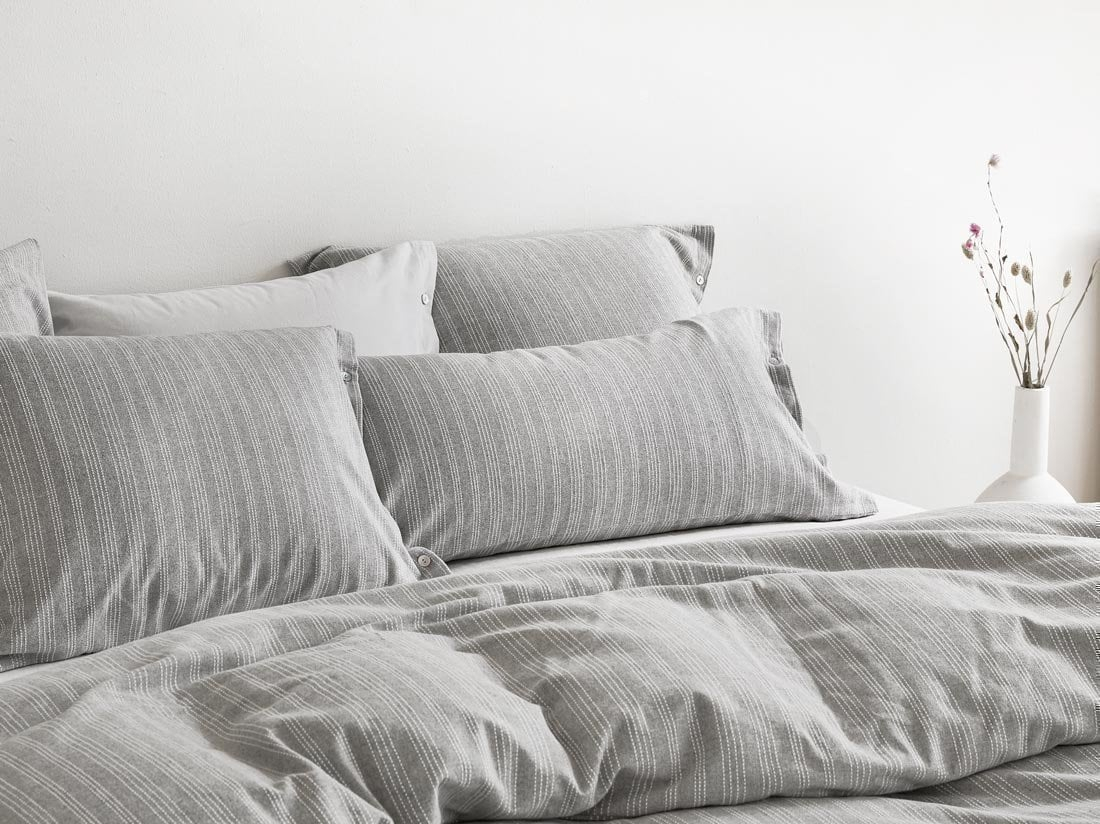 Posteljnina flanela siva črtasta, razl.dim.
