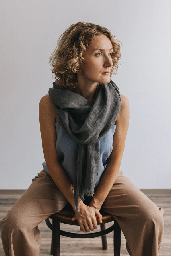 Šal iz 100% lana temno siv