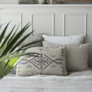 Prevleka iz 100% lanu 40x60 vezenje w/dark grey Prevleka iz 100% lanu 40x60 vezenje w/dark grey