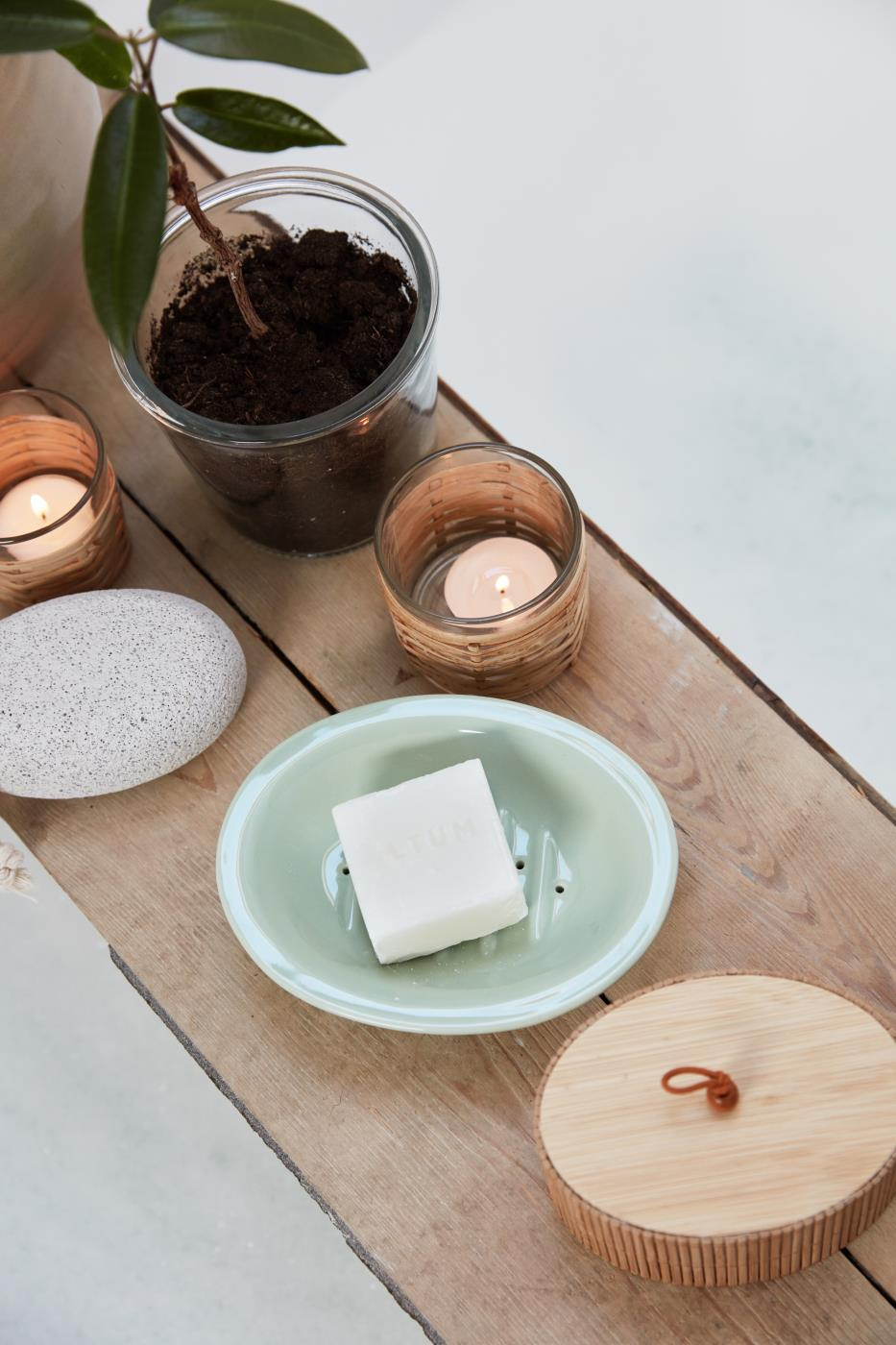 Svečnik steklo ratan Svečnik steklo ratan