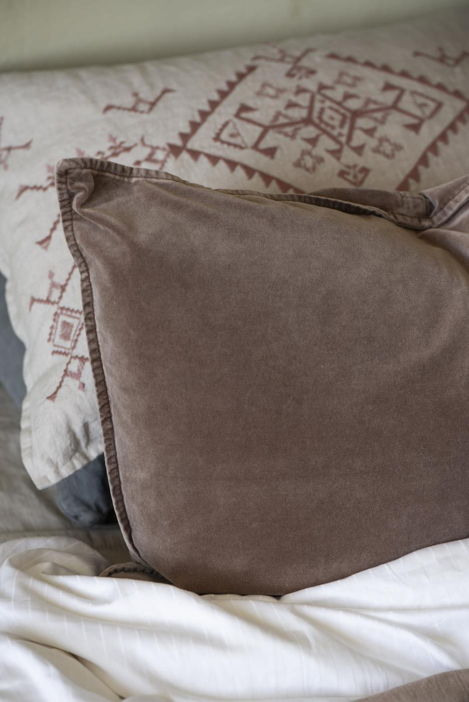 Prevleka 100% lan 50x70 vezenje w/faded rose Prevleka 100% lan 50x70 vezenje w/faded rose