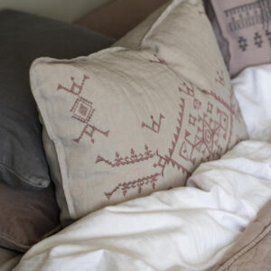 Prevleka 100% lan 50x70 vezenje w/faded rose Prevleka 100% lan 50x70 vezenje w/faded rose