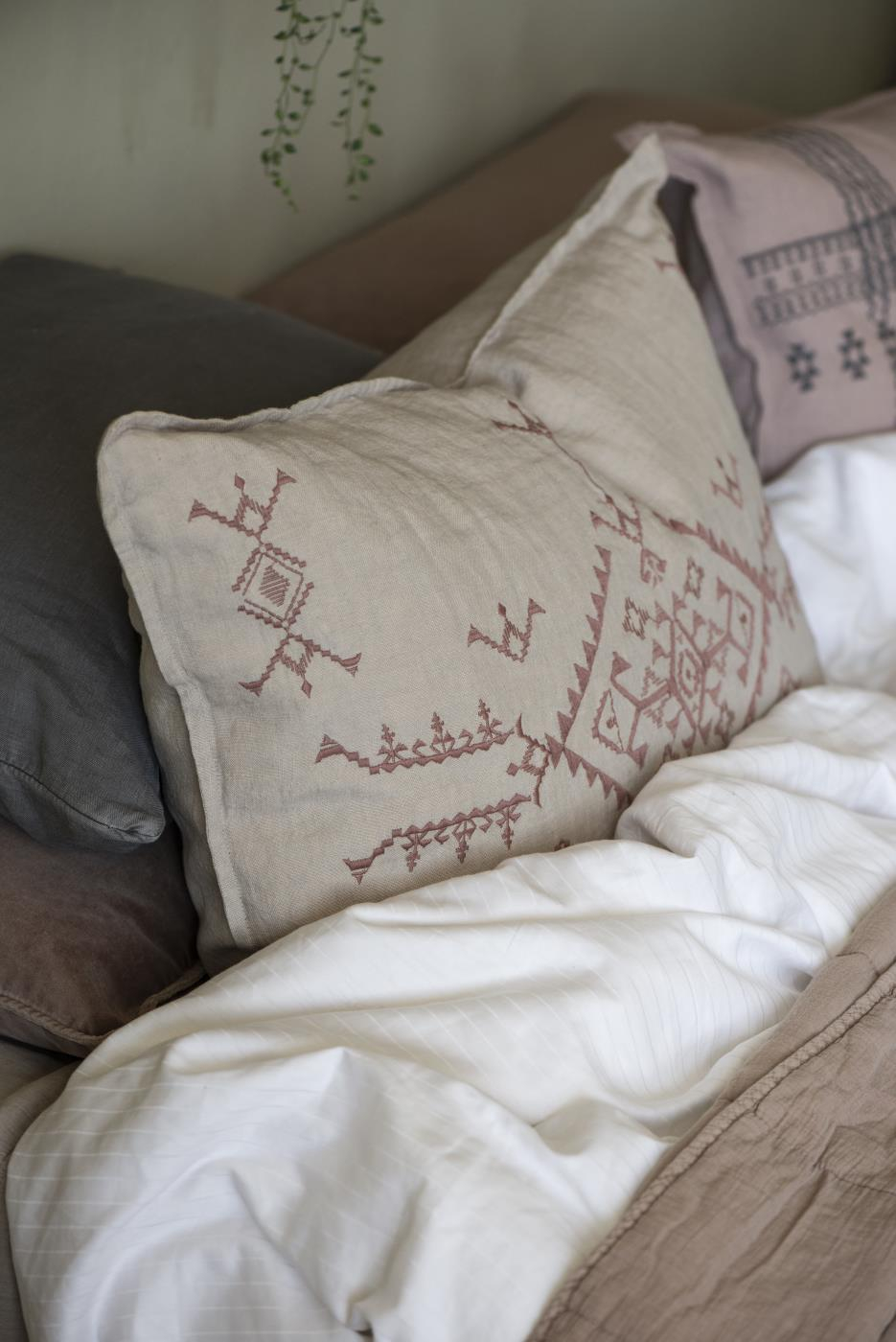 Prevleka 100% lan 50x70 vezenje w/faded rose Prevleka 100% lan 50x70 vezenje w/faded rose